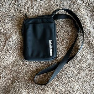 Lululemon crossbody 5inx7in